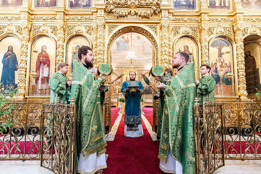 Божественная литургия и вечерня с чтением коленопреклонных молитв в Троицком кафедральном соборе Подольска